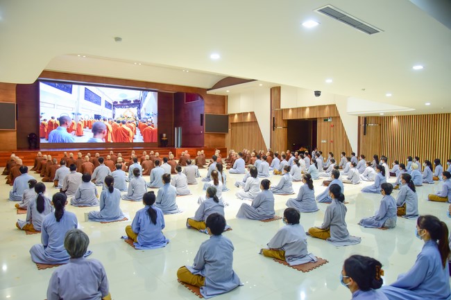 Taking comments to complete recording visual images in the rain season retreat